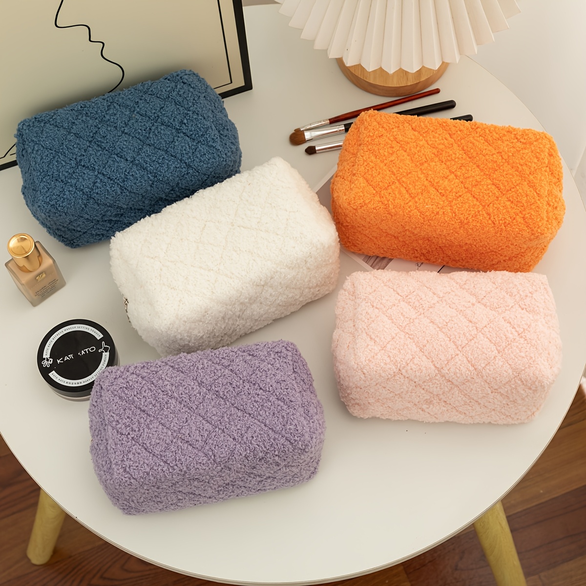 Japanese Home Bathroom Design - 1 trousse de maquillage en peluche